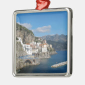 Ornement Carré Argenté Vue éloignée d'Atrani sur la côte d'Amalfi (Gauche)
