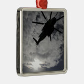 Ornement Carré Argenté Vue en angle faible d'un CH-53E (Droite)
