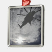 Ornement Carré Argenté Vue en angle faible d'un CH-53E (Gauche)