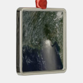 Ornement Carré Argenté Vue satellite d'une marée noire (Droite)