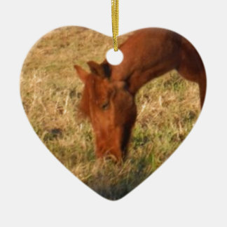 Ornement Cœur En Céramique Cheval Brown dans le champ d'arbre jaune