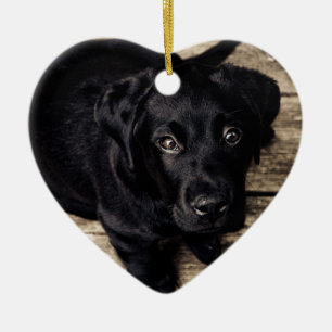 Ornement Cœur En Céramique Chiots Labrador Retriever noir sur du bois