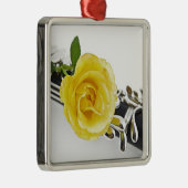 Ornement de clarinette et de rose jaune (Droite)