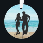 Ornement de danse - Beach Shag Dancing<br><div class="desc">J'espère que vous en profiterez comme un ornement pour votre arbre, un trinket toute l'année à accrocher dans votre maison, un cadeau pour vos amis dansants de shag ... vous le nommez! J'ai payé les frais pour les licences étendues pour obtenir le quai et l'océan pour lui donner cette sensation...</div>