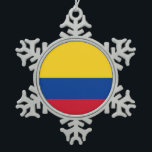 Ornement de flocon de neige avec drapeau de la Col<br><div class="desc">Ajoutez une touche de fierté colombienne à vos décorations de vacances avec cet exquis ornement de flocon de neige arborant le drapeau de la Colombie ! Réalisée avec précision et soin, cette décoration est plus qu'une simple décoration festive, c'est une célébration du patrimoine et de la culture colombiens. Le design...</div>