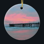 Ornement de lever de soleil de pilier de rue<br><div class="desc">Bel article avec un matin nuageux avec un lever de soleil au pilier de rue principale de Daytona Beach en Floride avec des couleurs assez roses.</div>