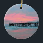 Ornement de lever de soleil de pilier de rue<br><div class="desc">Bel article avec un matin nuageux avec un lever de soleil au pilier de rue principale de Daytona Beach en Floride avec des couleurs assez roses.</div>