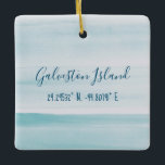 Ornement de l'île de Galveston<br><div class="desc">Superbe aquarelle bleu clair foncé met en évidence les coordonnées longitude et latitude de Galveston Island,  Texas.</div>