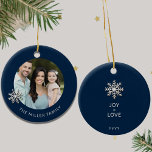 Ornement de Noël familial personnalisé<br><div class="desc">Célébrez la joie et la convivialité de la saison des Fêtes avec notre Ornement de Noël Familial Personnalisé. L'avant présente une photo de famille chère encadrée par un design élégant de flocon de neige, tandis que le nom de famille ajoute une touche personnelle. Au fond, "Joy Love" reflète l'esprit chaleureux...</div>