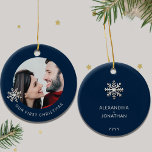 Ornement de Noël personnalisé<br><div class="desc">Célébrez une étape spéciale avec ce premier ornement de Noël personnalisé. Chérissez vos premiers vacances en couple avec cet ornement exquis avec une photo personnalisable encadrée par un délicat flocon de neige sur un riche arrière - plan bleu marine. Le devant affiche élégamment "Notre premier Noël" dans les tiers inférieurs,...</div>