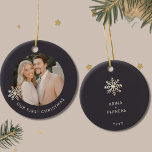 Ornement de Noël personnalisé<br><div class="desc">Célébrez une étape spéciale avec ce premier ornement de Noël personnalisé. Chérissez vos premiers vacances en couple avec cet ornement exquis avec une photo personnalisable encadrée par un délicat flocon doré au champagne sur un riche arrière - plan sombre. Le devant affiche élégamment "Notre premier Noël" dans les tiers inférieurs,...</div>