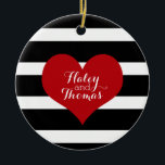 Ornement de Noël rayé noir et blanc<br><div class="desc">Montrez votre amour avec ce magnifique ornement de Noël rayé noir et blanc. Cela se coordonne parfaitement avec notre collection de douches nuptiales! Pour en savoir plus,  rendez-vous sur tohttp://www.zazzle.com/collections/black_and_white_bridal_shower_invitations-119843443331350147</div>