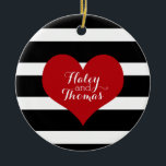 Ornement de Noël rayé noir et blanc<br><div class="desc">Montrez votre amour avec ce magnifique ornement de Noël rayé noir et blanc. Cela se coordonne parfaitement avec notre collection de douches nuptiales! Pour en savoir plus,  rendez-vous sur tohttp://www.zazzle.com/collections/black_and_white_bridal_shower_invitations-119843443331350147</div>