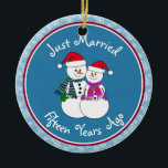 Ornement En Céramique 15e anniversaire Cadeau amusant Couple de neige No<br><div class="desc">Notre couple festif de gens de la neige sont habillés pour le froid dans leurs foulards à motifs, coordonnant mitaines et chapeau de Noël de fête rouge. Message amusant "Juste marié", peu importe la durée de votre famille ou de vos amis célébrant le mariage. Ajoutez leurs noms et la date...</div>