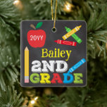 Ornement En Céramique 2e année Keepsaké Chalkboard coloré Enfants photo<br><div class="desc">La conception d'ornement photo de 2e année comprend une pomme, une règle, des crayons et une typographie amusante et colorée ! Cliquez sur le bouton personnaliser pour plus opti2ndr modifier le texte ! Des variantes de ce design, des couleurs supplémentaires, ainsi que des produits de coordination sont disponibles dans notre...</div>