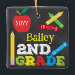 Ornement En Céramique 2e année Keepsaké Chalkboard coloré Enfants photo<br><div class="desc">La conception d'ornement photo de 2e année comprend une pomme, une règle, des crayons et une typographie amusante et colorée ! Cliquez sur le bouton personnaliser pour plus opti2ndr modifier le texte ! Des variantes de ce design, des couleurs supplémentaires, ainsi que des produits de coordination sont disponibles dans notre...</div>