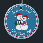 Ornement En Céramique 40e Anniversaire Cadeau amusant Couple de neige No<br><div class="desc">Notre couple festif de gens de la neige sont habillés pour le froid dans leurs foulards à motifs, coordonnant mitaines et chapeau de Noël de fête rouge. Message amusant "Juste marié", peu importe la durée de votre famille ou de vos amis célébrant le mariage. Ajoutez leurs noms et la date...</div>