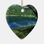 Ornement En Céramique À Côté De L'Ornement Des Eaux Profondes (Droite)