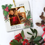 Ornement En Céramique Aquarelle Holly & Pine Gold Photo Frame Festive<br><div class="desc">Ces ornements festifs sont une façon merveilleuse d'envoyer des réjouissances de vacances. Ils présentent votre photo à l'intérieur d'un cadre en faux feuille d'or entouré de feuilles saints peints à la main, de pinecones, de baies et de branches de pins. La légende dit "Joyeux Noël" avec de l'espace pour votre...</div>
