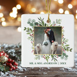 Ornement En Céramique Aquarelle verte Berries Mariage Photo vert<br><div class="desc">Elégante aquarelle Végétation hivernale M. et Mme Mariage Photo Nouveau marié Noël Ornement comprend des feuilles d'eucalyptus et des baies saintes rouges. Texte vert. Cadre Or.</div>