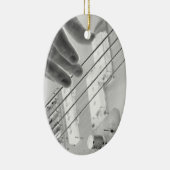 Ornement En Céramique Bassiste, basse et main, image négative (Droite)