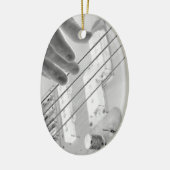 Ornement En Céramique Bassiste, basse et main, image négative (Gauche)