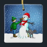 Ornement En Céramique Bâtiment Snowman<br><div class="desc">Le garçon a construit un bonhomme de neige que son chien tient debout et urine pendant que le garçon donne à l'homme de neige un nez de carotte.</div>