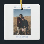 Ornement En Céramique BLEUE Snowfall Photo Texte Bruit Film Overlay<br><div class="desc">Navy Blue Minimalist Snowfall Photo Texte Bruit Film Overlay Céramique Ornament garde-robe avec votre photo personnalisée (carré, paysage ou portrait, horizontal ou vertical) dans cadre de flocons de neige et avec film de bruit blanc couverture vintage, et votre vacances, nom et texte customisé dans police sans serif design et moderne,...</div>