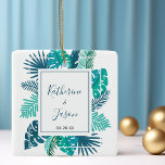 Ornement En Céramique Blue Botanical Beach Palm Mariage Keepsaké<br><div class="desc">Un mariage botanique bleu-vert moderne garde un ornement pour une plage ou une cérémonie d'été en plein air. Doté d'un feuillage sauvage et de feuilles de palmiers pour un mariage hawaïen tropical. Grand cadeau anniversaire pour le couple heureux.</div>