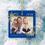 Ornement En Céramique Blue Family Photo Christmas Beach Starfish<br><div class="desc">Cette plage inspirée de l'ornement de Noël avec arrière - plan bleu et texte blanc fait un grand souvenir annuel, facilement customisé pour un cadeau unique avec la photo et les modèles de texte. Des sprigs d'aquarelle de vacances de houx, de pin et d'étoiles de mer dans deux coins encadrent...</div>