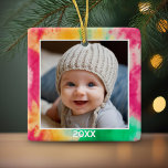 Ornement En Céramique Bordure de teinture avec photo et année - Vert rou<br><div class="desc">Ajoutez une photo à ce joli décor de vacances,  parfait pour les enfants. Une bordure colorée et amusante de teinture à cravate fait un ornement mémorable pour votre arbre. Une police minimale moderne pour l'année avec un endroit pour télécharger 1 photo carré.</div>