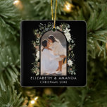 Ornement En Céramique Botanique Eucalyptus Verdure Noël personnalisé<br><div class="desc">Notre "Botanical Eucalyptus Greenery Custom Christmas Ceramic Ornament" est une expression délicieuse de l'esthétique du cottagecore, avec une belle végétation d'eucalyptus et une couronne d'aquarelle botanique. Le design présente une couronne feuillue minimale qui ajoute une touche élégante à la saison des fêtes. En noir classique et intemporel, ce décor dégage...</div>