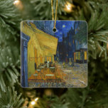 Ornement En Céramique Café Terrasse en soirée | Vincent van Gogh<br><div class="desc">Cafe Terrace at Night (1888) de Vincent van Gogh est une représentation lumineuse et emblématique d'un café extérieur à Arles, en France, sous un ciel étoilé. Le jaune vif du café contraste magnifiquement avec le bleu profond de la nuit, créant une ambiance chaleureuse et accueillante. Les coups de pinceau expressifs...</div>