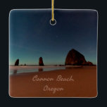 Ornement En Céramique Cannon Beach Oregon Haystack Rock<br><div class="desc">Cannon Beach Oregon Haystack RockBelle photo de plage nocturne avec étoiles sur l'océan.</div>