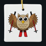 Ornement En Céramique Cartoon de ski de Chouette<br><div class="desc">Illustration d'un joli hibou caricaturiste skiant avec ses skis rouges et ses bâtons rouges préférés. Qu'est-ce qui vous rend heureux et excité en hiver ? Est-ce la neige, les sports d'hiver, les montagnes blanches ou le temps lui-même ? Ce kawaii design est une idée cadeau pour les amateurs de ski,...</div>