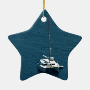 Ornement En Céramique Catamaran amarré en mer