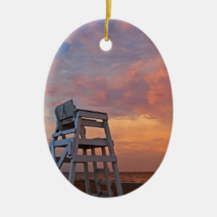 Ornement En Céramique Chaise de maître nageur avec le ciel dramatique