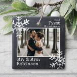 Ornement En Céramique Chalkboard 1er Noël M. & Mme Photo<br><div class="desc">Customisez cette décoration avec votre photo mariage et ajoutez votre nom de famille avec l'année pour ce grand souvenir de Noël.</div>