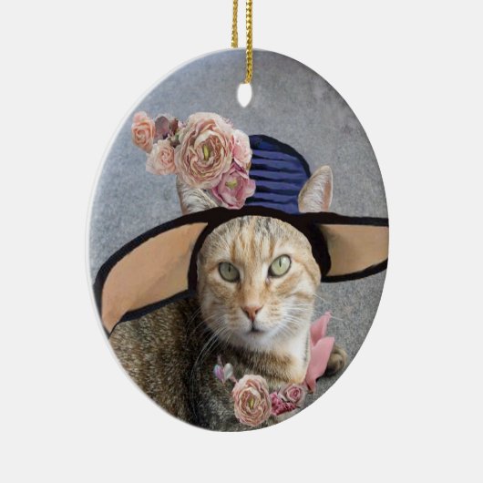 ORNEMENT EN CÉRAMIQUE CHAT ÉLÉGANT AVEC GRAND CASQUETTE DIVA, ROSES ROSE (Droite)