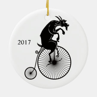 Ornement En Céramique Chèvre montant un vélo vintage de quart de penny