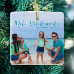 Ornement En Céramique Chic Mele Kalikimaka Family Beach Vacances Photo<br><div class="desc">Chic personnalisable plage photo de famille ornement de Noël avec votre photo tropicale préférée au soleil. Ajoutez une photo complète de votre souvenir préféré de vos vacances sur l'île à la côte sur le devant et une sur le dos. Un beau cadeau de vacances côtier avec un joli script bleu...</div>