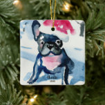 Ornement En Céramique Chien-taureau français portant le chapeau du Père<br><div class="desc">Un adorable ornement d'arbre de Noël avec une aquarelle d'un bulldog français portant un chapeau de Père Noël rouge. Ajoutez un nom et une année à customiser. Parfait pour les propriétaires et amoureux de les chiens français de Bulldog.</div>