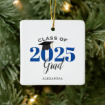 Ornement En Céramique Classe of 2022<br><div class="desc">Troisième graduation Christmas ornament is a perfect venft for the class of 2022 graduate. a obtenu la graduation des objets de design the year in dark blue with a mortarboard. Personalize with graduate's name.</div>