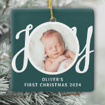 Ornement En Céramique Cuaton Nom First Christmas Photo Green Keepsaké<br><div class="desc">Cet adorable ornement photo de Noël pour bébé est décoré avec le mot JOY dans la typographie stylisée sur un arrière - plan vert. Facilement personnalisable avec votre photo,  nom et année.</div>