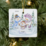 Ornement En Céramique Cute Snowman Famille de 3 Noël personnalisé<br><div class="desc">Un joli ornement personnalisé de noël pour une famille de 3. Le design comprend un joyeux trio de bonhommes de neige entourés d'arbres de Noël et vous pouvez le personnaliser avec l'année et vos noms.</div>