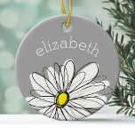 Ornement En Céramique Daisy tendance avec gris et jaune<br><div class="desc">Un morceau d'art zen et fantaisiste,  hipster. Vous pouvez ajouter un nom,  un monogramme ou un autre texte personnalisé. Si vous avez besoin de déplacer l'art autour,  cliquez sur le bouton personnaliser pour apporter des modifications.</div>