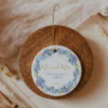 Ornement en céramique de Noël bleu et or<br><div class="desc">Elégante aquarelle bleu et or design de couronnes florales pour célébrer le premier Noël en tant que jeunes mariés.</div>