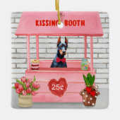 Ornement En Céramique Doberman Chien Valentine's Day Kissing Booth (Devant)