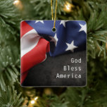 Ornement En Céramique Drapeau patriotique américain<br><div class="desc">Un vrai gardien fier d'être un Américain a un drapeau plié et dit "Dieu bénisse l'Amérique" dans la police moderne.</div>