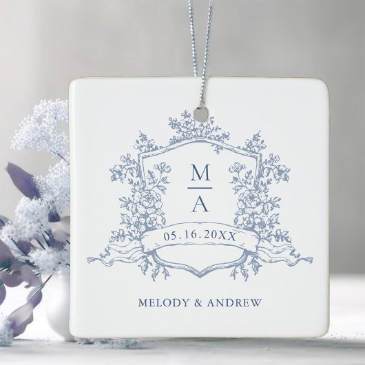 Ornement En Céramique Dusty Blue Classic Floral Crest Wedding Photo